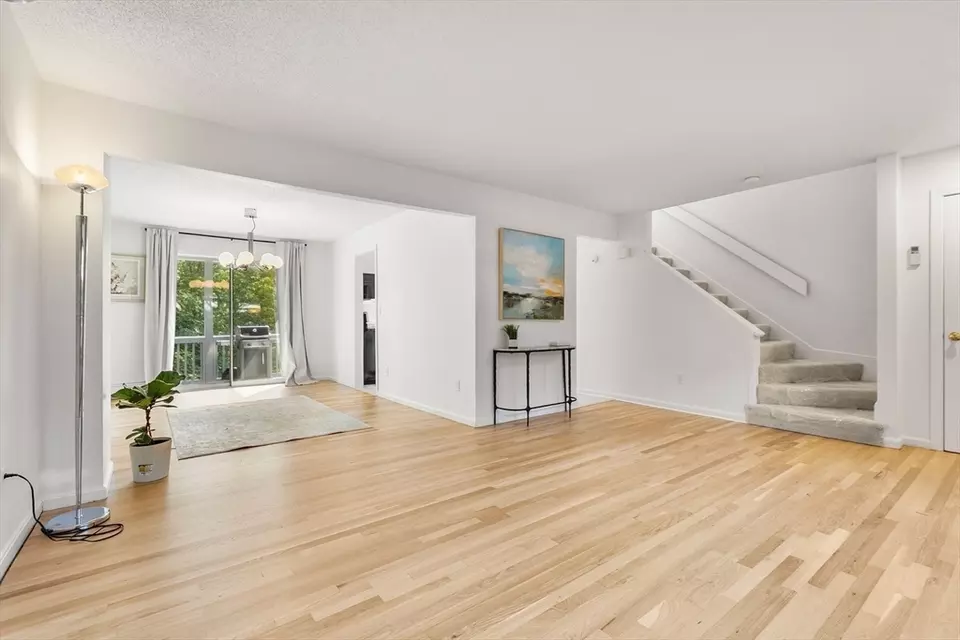 Living - 297 Mower St, Worcester, MA 01602 photo 2 of 4