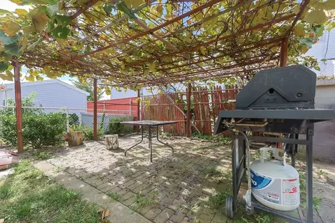 105 16th St, Fall River, MA 02723 photo 3