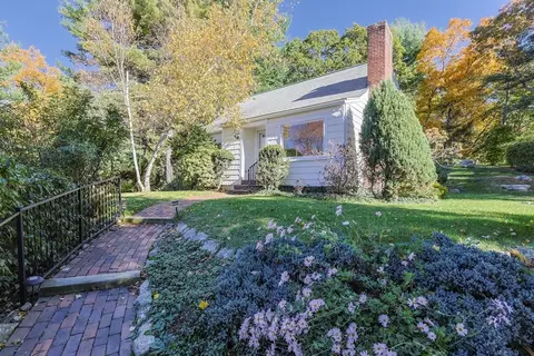 195 High St, Holliston, MA 01746