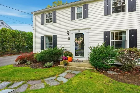 42 Redstone Dr, Springfield, MA 01118 photo 2