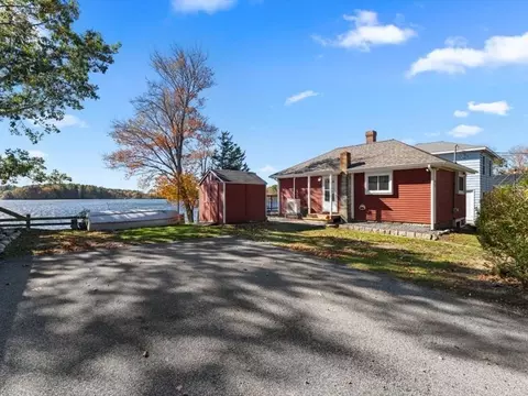 25 Ocean Ave, Halifax, MA 02338