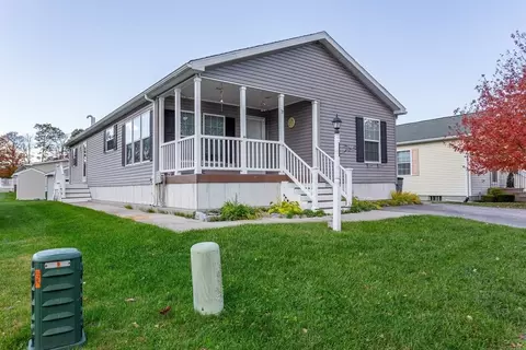 37 Bluejay St, Tiverton, RI 02878