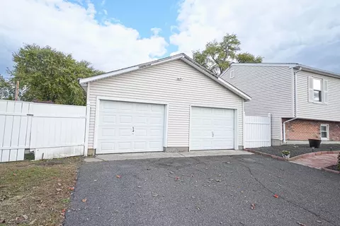 485 Riverside Rd, Springfield, MA 01107 photo 3