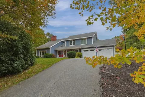 4 Knob Ln, Bourne, MA 02532