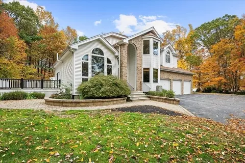 90 Lynnwood Ln, Worcester, MA 01609