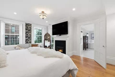 Bedroom - 45 Pleasant St, Marblehead, MA 01945 photo 4 of 8