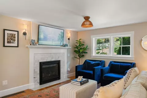 Living - 36 Autumn Cir, Canton, MA 02021 photo 3 of 4
