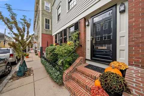 77 Russell St, Charlestown, MA 02129