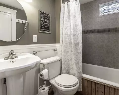 Bath - 39 Central St, Middleton, MA 01949 photo 1 of 1