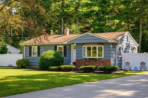 27 Chestnut Rd, Pembroke, MA 02359