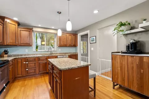 16 Pine St, Maynard, MA 01754 photo 3