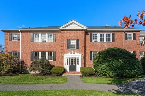 33 Hammond Pond Pkwy #2, Chestnut Hill, MA 02467