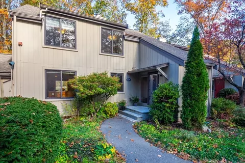 134 Chestnut Cir #134, Lincoln, MA 01773