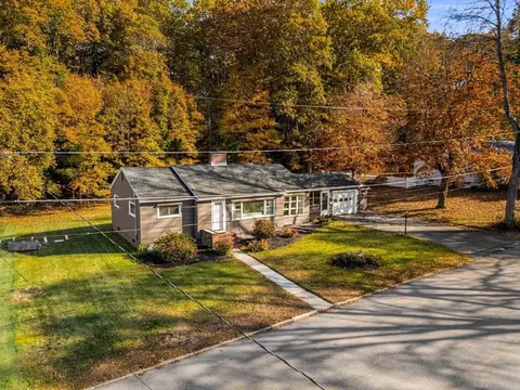 26 Mary Lou Ln, Andover, MA 01810