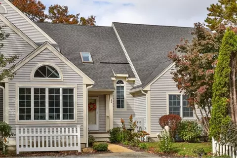 28 Gold Leaf Ln #75, Mashpee, MA 02649