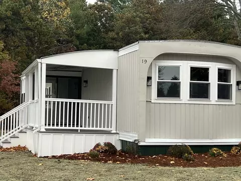 19 Coachman Ter, Plymouth, MA 02360