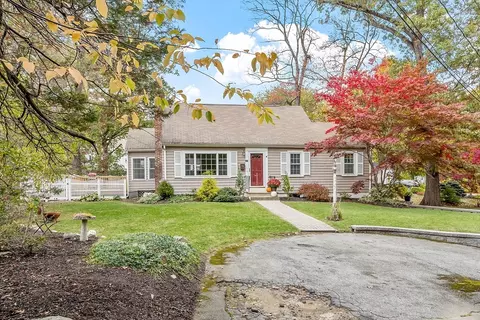 2 Cedarwood Rd, Lynnfield, MA 01940