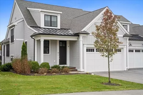 9 Hawk Ln #28, Framingham, MA 01701