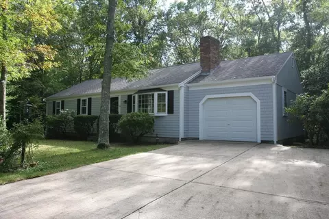 19 Oriole Ln, Marstons Mills, MA 02648