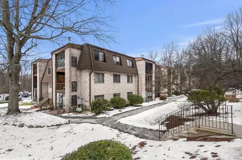 7 Greenbriar Dr #304, North Reading, MA 01864