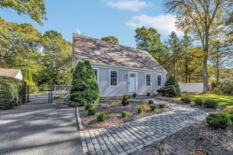 71 Seabrook Dr, Teaticket, MA 02536