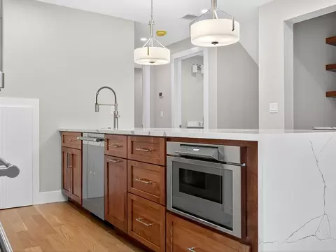 551 E 7th St, Boston, MA 02127 photo 4