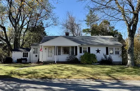 11 Grove St, Paxton, MA 01612