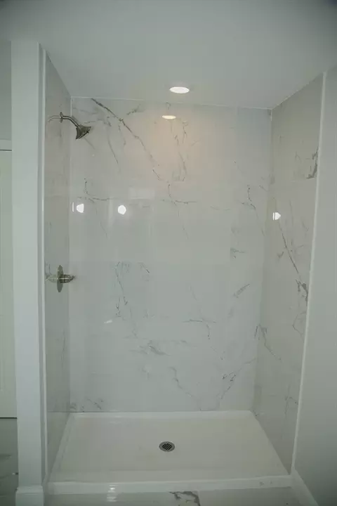 Bath - 99 Crystal Brook Dr, Springfield, MA 01118 photo 3 of 7