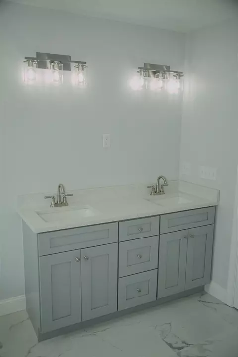Bath - 99 Crystal Brook Dr, Springfield, MA 01118 photo 1 of 7
