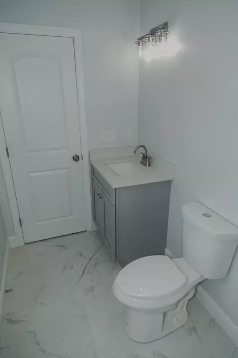 Bath - 99 Crystal Brook Dr, Springfield, MA 01118 photo 2 of 7