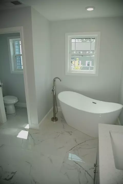 Bath - 99 Crystal Brook Dr, Springfield, MA 01118 photo 4 of 7