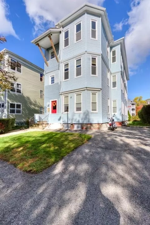 32 Blossom St, Worcester, MA 01609 photo 2