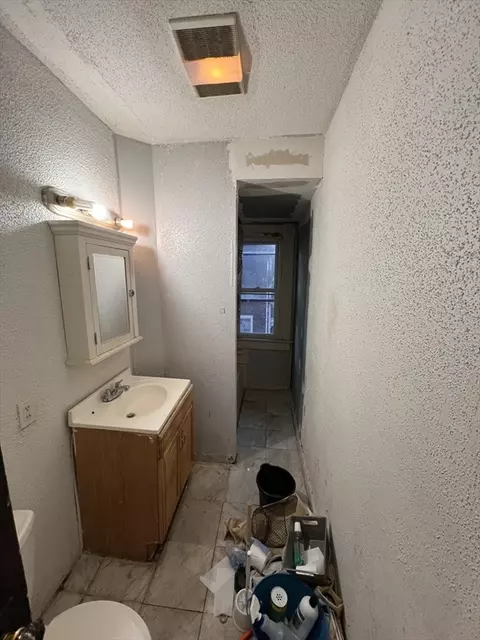 Bath - 34 Wellesley St, Springfield, MA 01109 photo 3 of 3