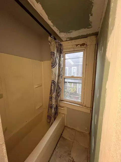 Bath - 34 Wellesley St, Springfield, MA 01109 photo 2 of 3