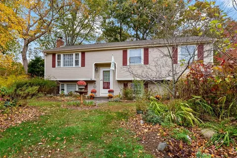 70 Meredith Dr, Falmouth, MA 02536