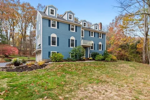 16 W Tapley Rd, Lynnfield, MA 01940