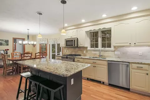 5 Wildflower Dr, Sutton, MA 01590 photo 4