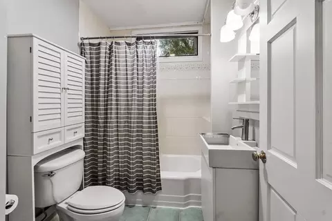 Bath - 18 Appleton Ave #2, Beverly, MA 01915 photo 2 of 5