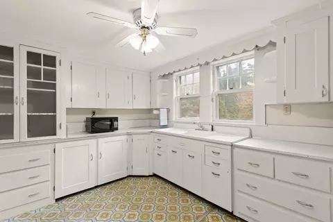 Kitchen - 10 Oak St, Wareham, MA 02571 photo 1 of 3