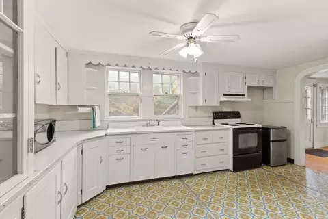 Kitchen - 10 Oak St, Wareham, MA 02571 photo 2 of 3