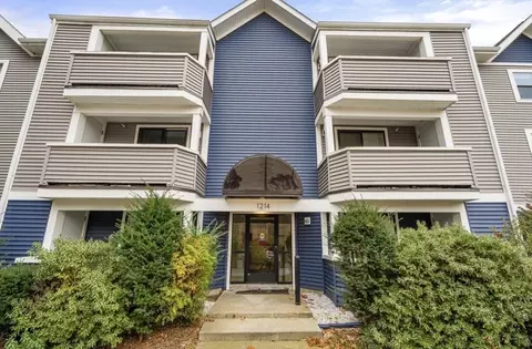 1214 Vfw Pkwy #30, West Roxbury, MA 02132