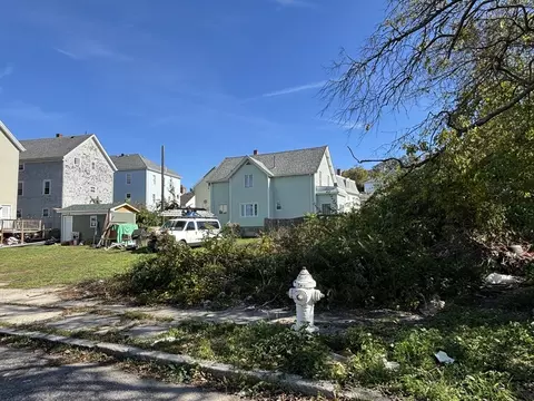 11 Dyer St, Fall River, MA 02720 photo 2
