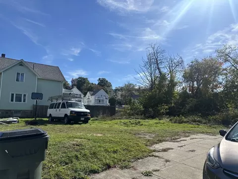 11 Dyer St, Fall River, MA 02720 photo 3