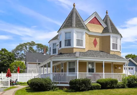 12 Grove St, Buzzards Bay, MA 02532