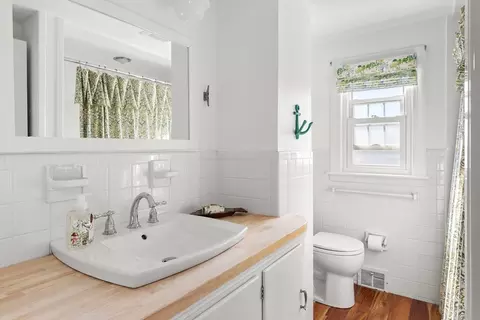 Bath - 18 Conant St, Beverly, MA 01915 photo 3 of 6