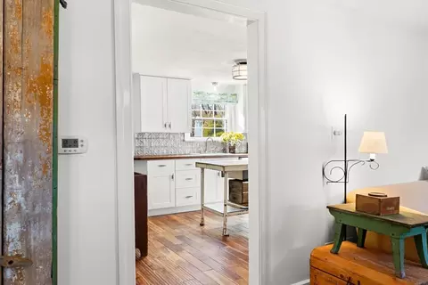 Entry Way - 18 Conant St, Beverly, MA 01915 photo 3 of 4