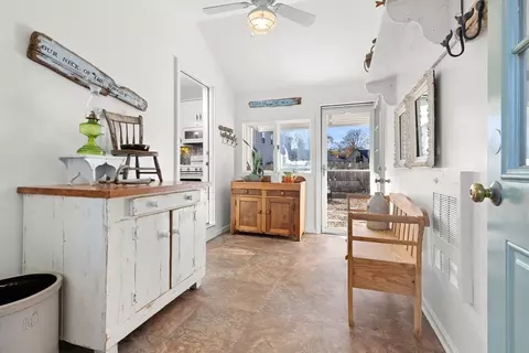Entry Way - 18 Conant St, Beverly, MA 01915 photo 1 of 4