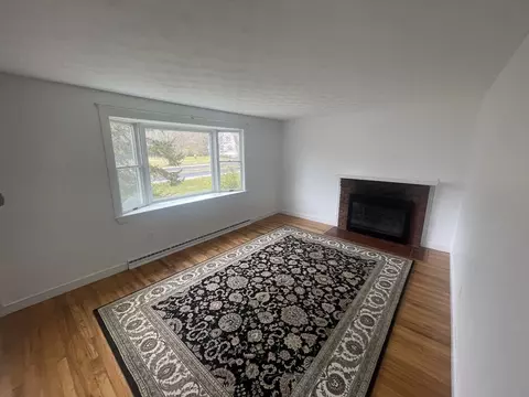 Living - 732 King St, Franklin, MA 02038 photo 1 of 2
