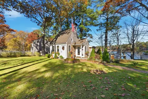 44 Oak Pl, Halifax, MA 02338