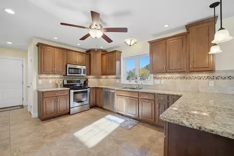 559 E State St, Granby, MA 01033 photo 5